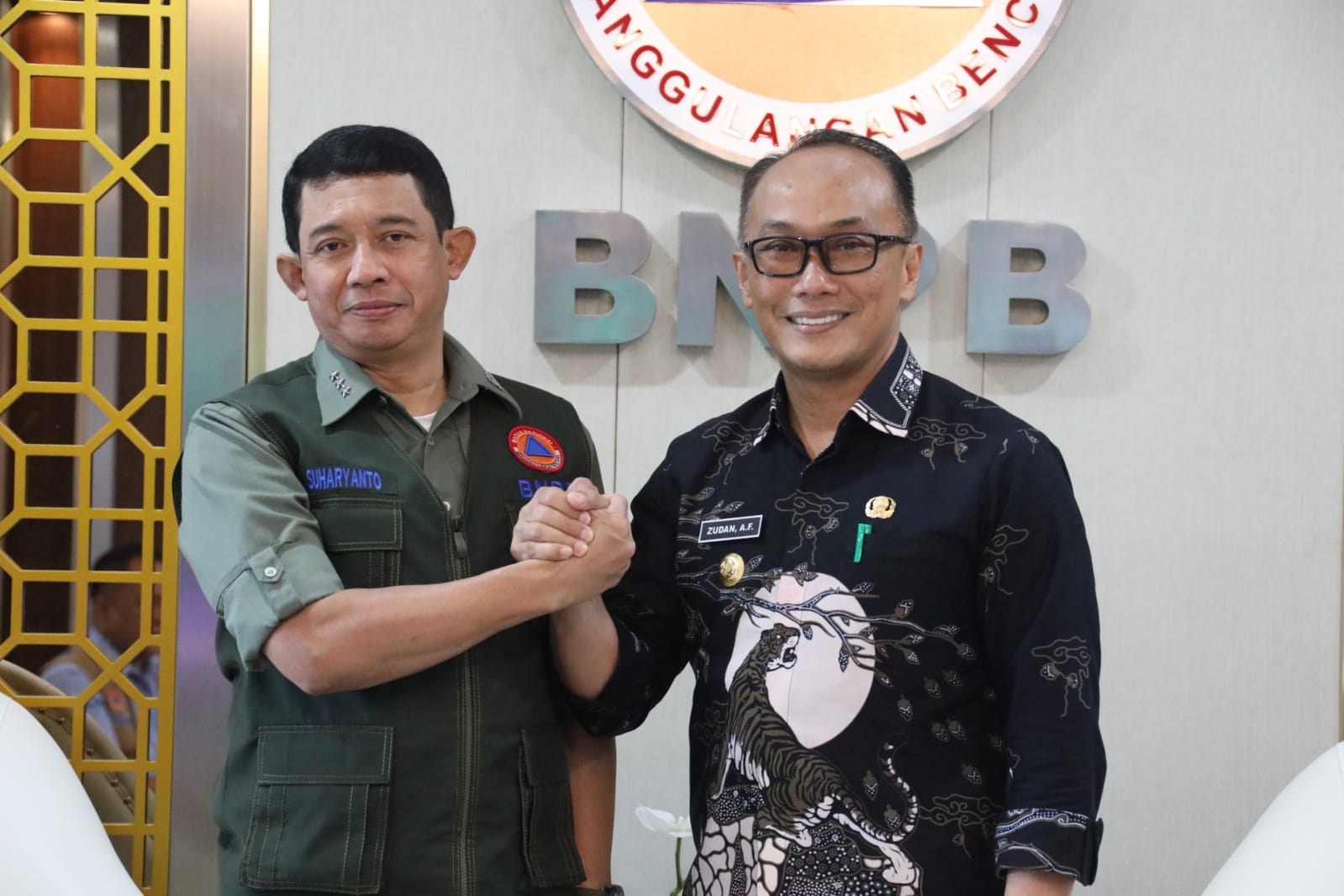 Kepala Badan Nasional Penanggulangan Bencana (BNPB) Letnan Jenderal TNI Suharyanto, S.Sos., M.Si. (rompi hijau dengan kemeja hijau) menerima kunjungan kerja Pj Gubernur Sulawesi Barat Prof. Zudan Arif Fakrulloh di Graha BNPB, Jakata, pada Selasa (18/7).
